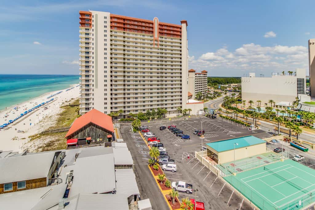 Beachfront retreat with a balcony, great views, tennis, pools & gym