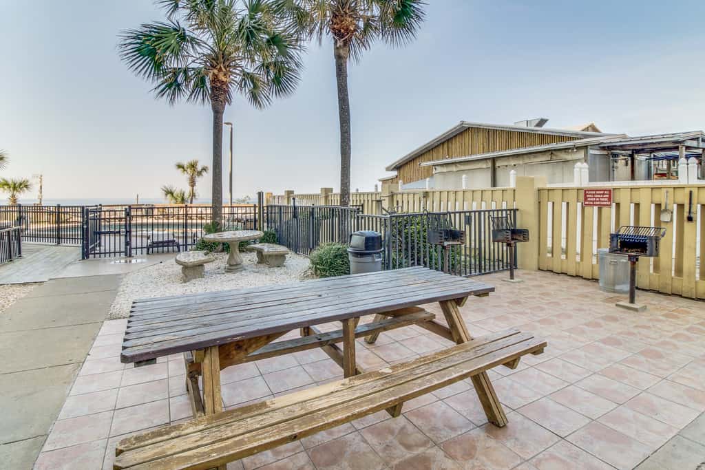 Beachfront retreat with a balcony, great views, tennis, pools & gym