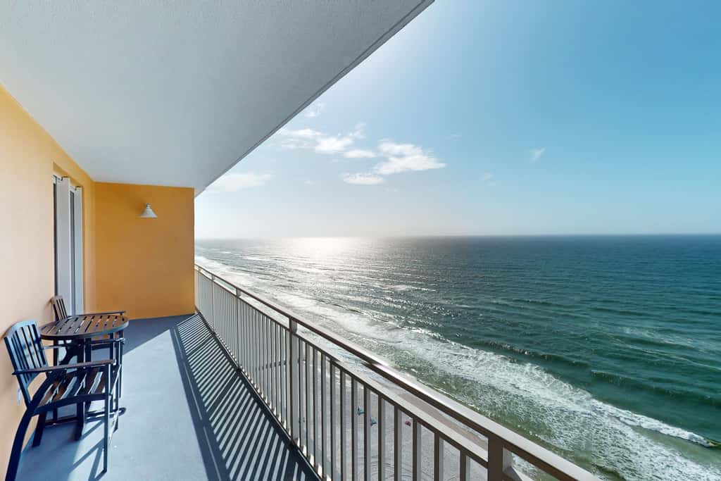 Beachfront Condo, gorgeous views, shared pool and beach access