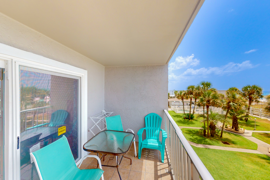 Summit Unit 325, Ocean-view condo with a pool - snowbird-friendly