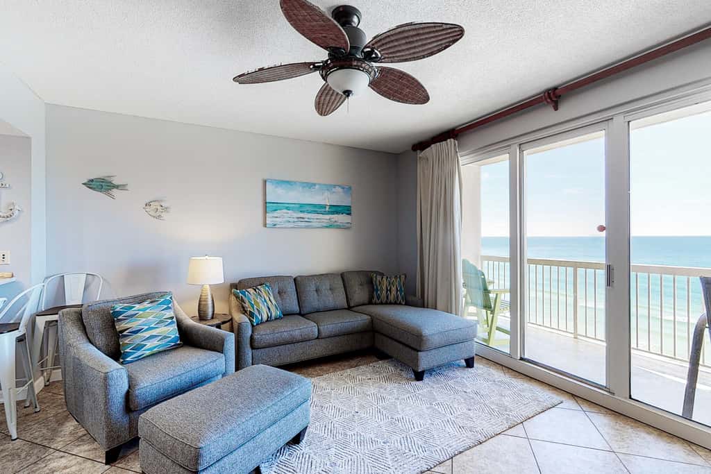 Flat with stunning view, pool, & beach access