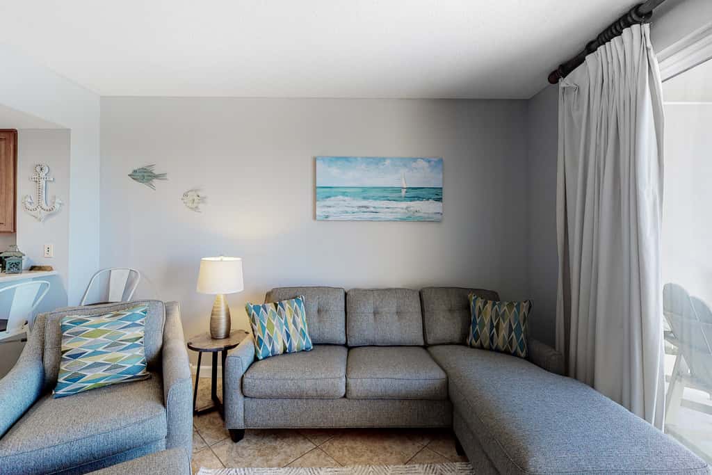 Flat with stunning view, pool, & beach access
