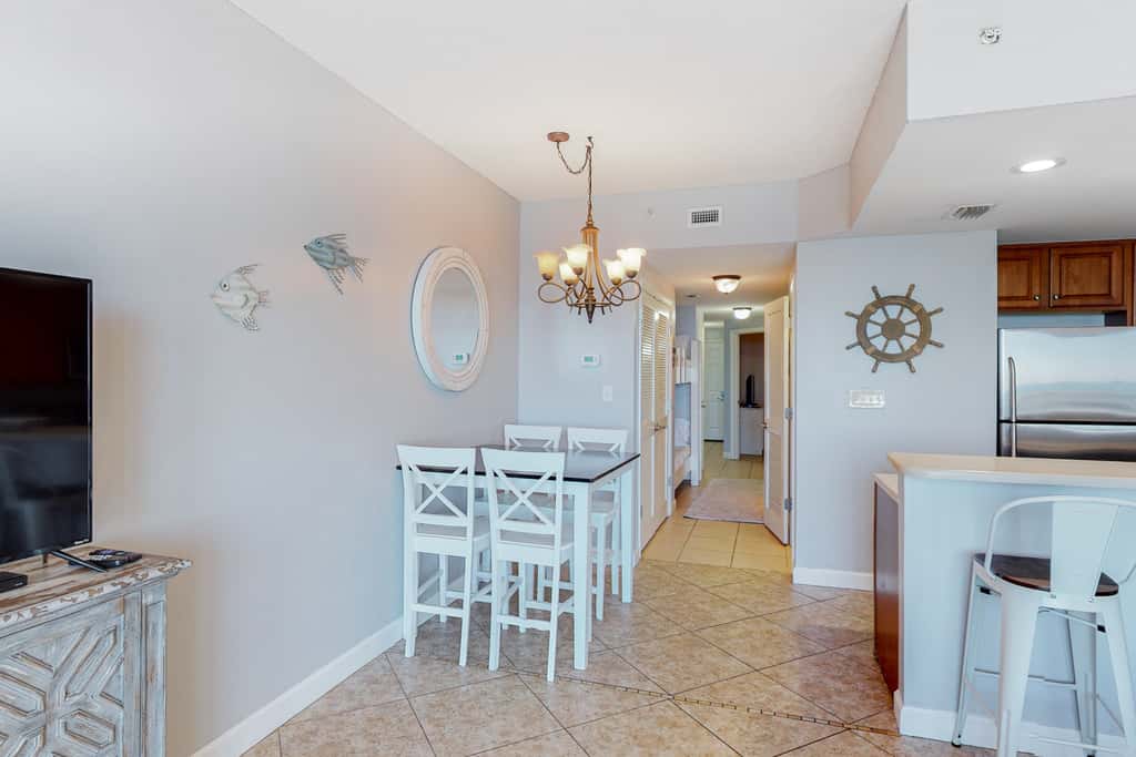 Flat with stunning view, pool, & beach access