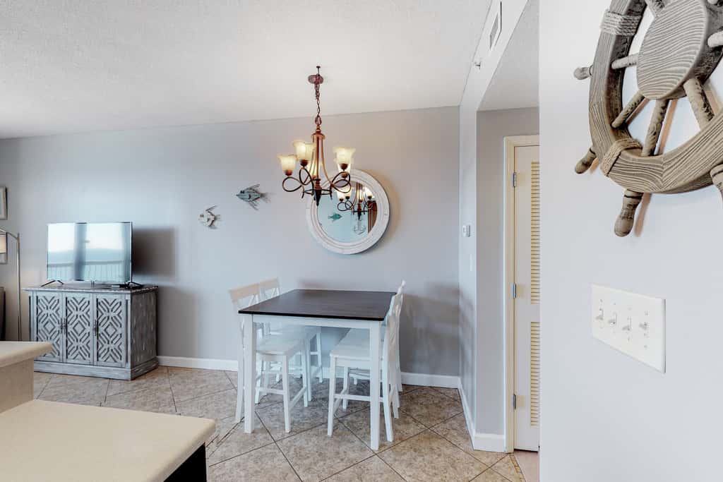 Flat with stunning view, pool, & beach access