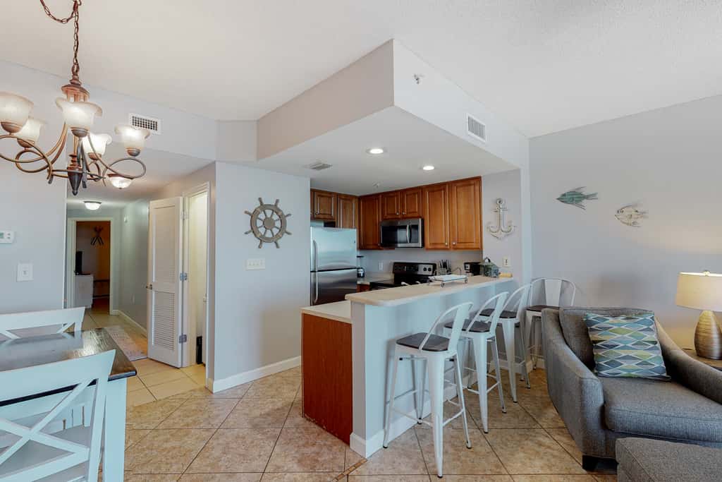 Flat with stunning view, pool, & beach access