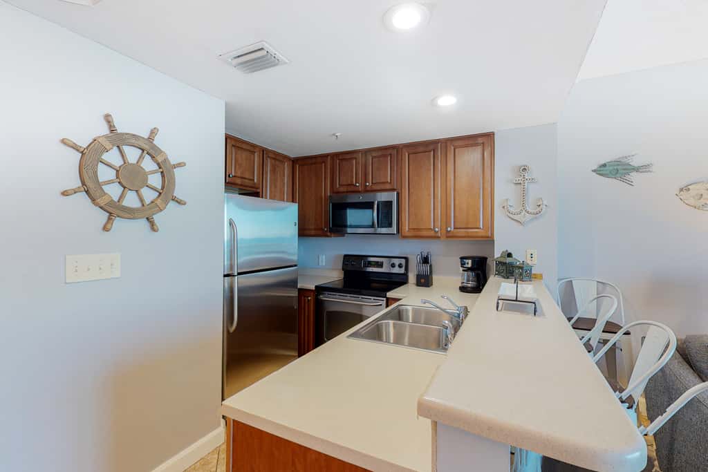 Flat with stunning view, pool, & beach access