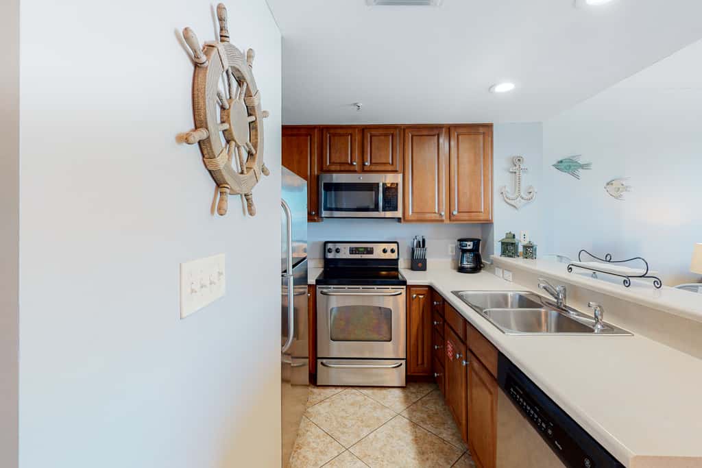 Flat with stunning view, pool, & beach access