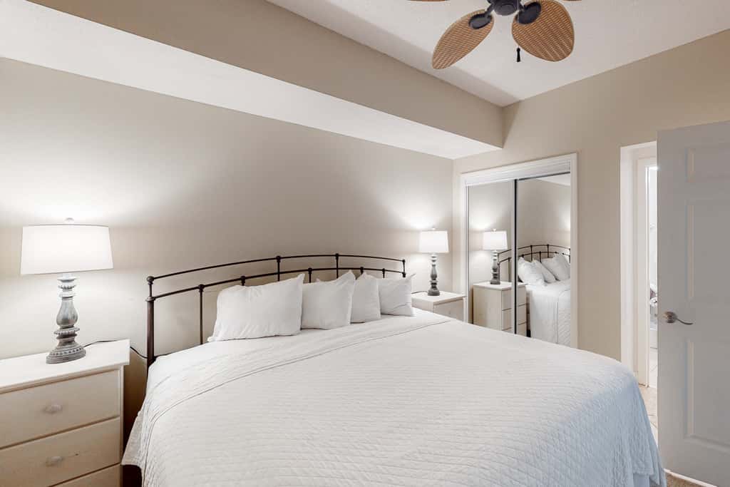 Flat with stunning view, pool, & beach access