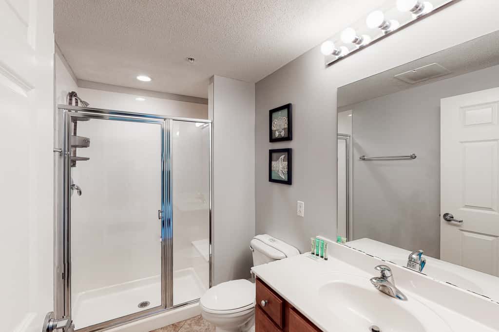 Flat with stunning view, pool, & beach access