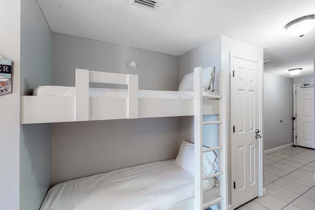Flat with stunning view, pool, & beach access