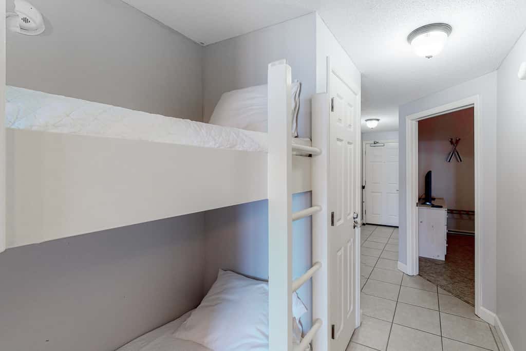 Flat with stunning view, pool, & beach access