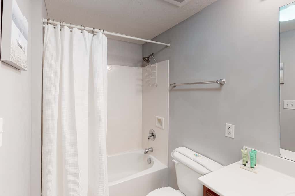 Flat with stunning view, pool, & beach access