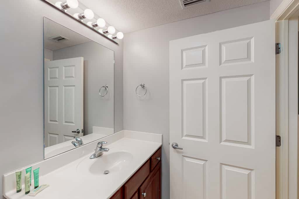 Flat with stunning view, pool, & beach access