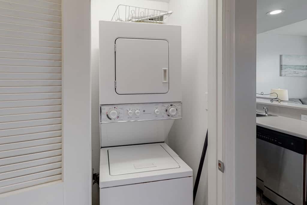 Flat with stunning view, pool, & beach access