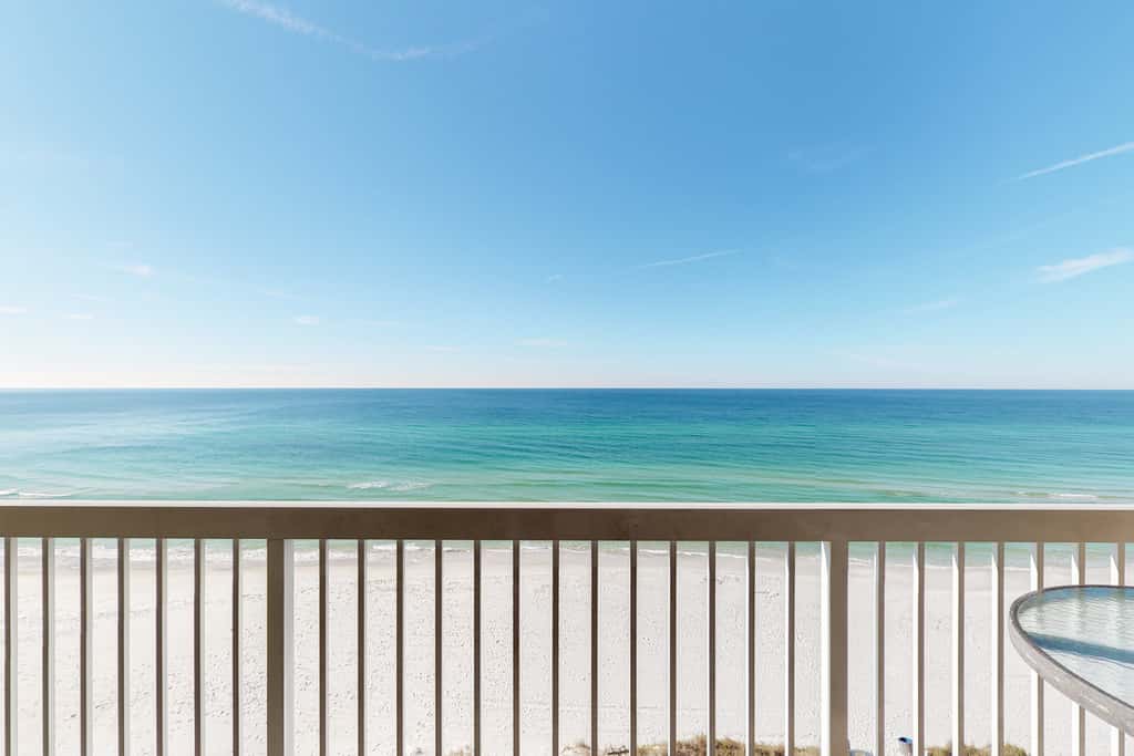 Flat with stunning view, pool, & beach access