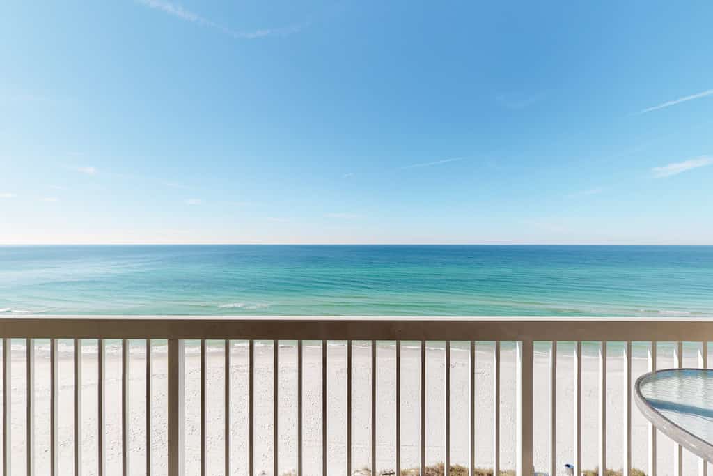 Flat with stunning view, pool, & beach access