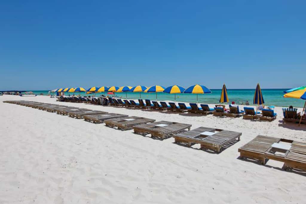 Flat with stunning view, pool, & beach access