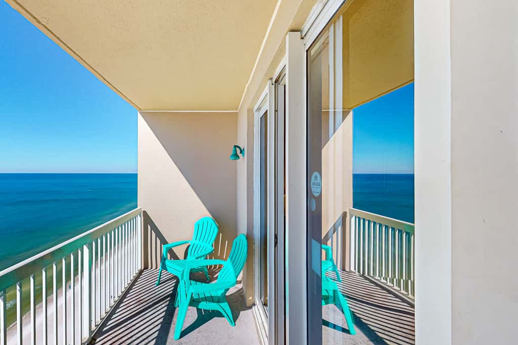 Cool & comfortable beachfront condo with balcony, pool, & gym