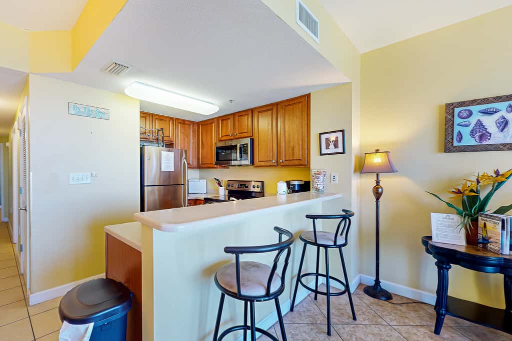 Cool & comfortable beachfront condo with balcony, pool, & gym
