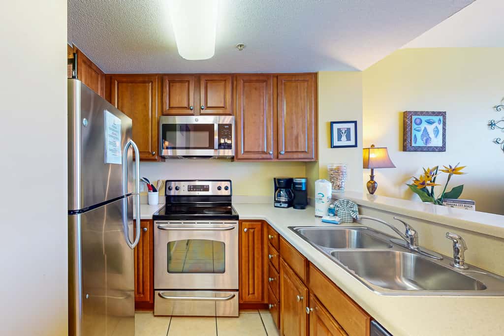 Cool & comfortable beachfront condo with balcony, pool, & gym