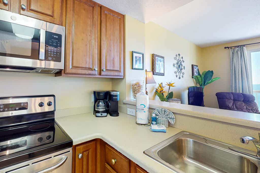 Cool & comfortable beachfront condo with balcony, pool, & gym