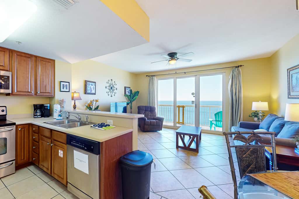 Cool & comfortable beachfront condo with balcony, pool, & gym