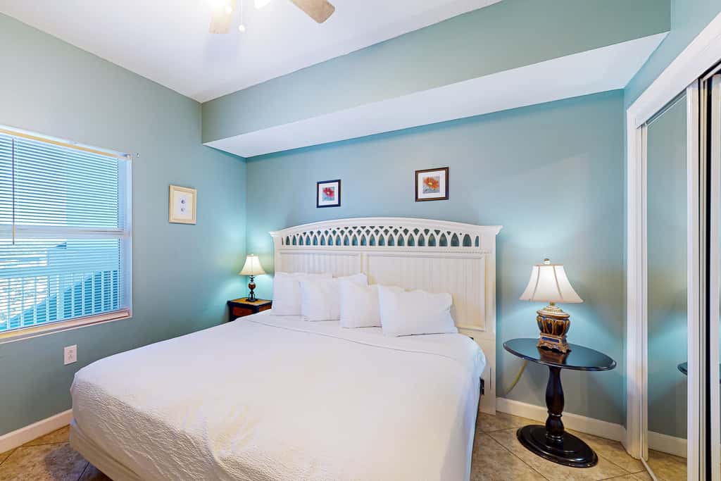 Cool & comfortable beachfront condo with balcony, pool, & gym