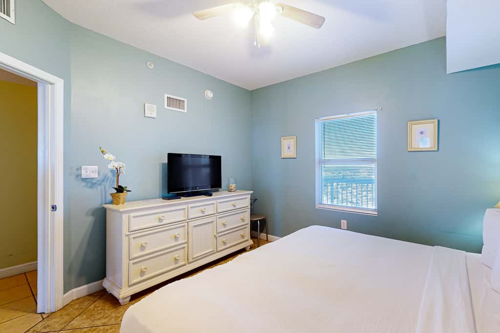 Cool & comfortable beachfront condo with balcony, pool, & gym