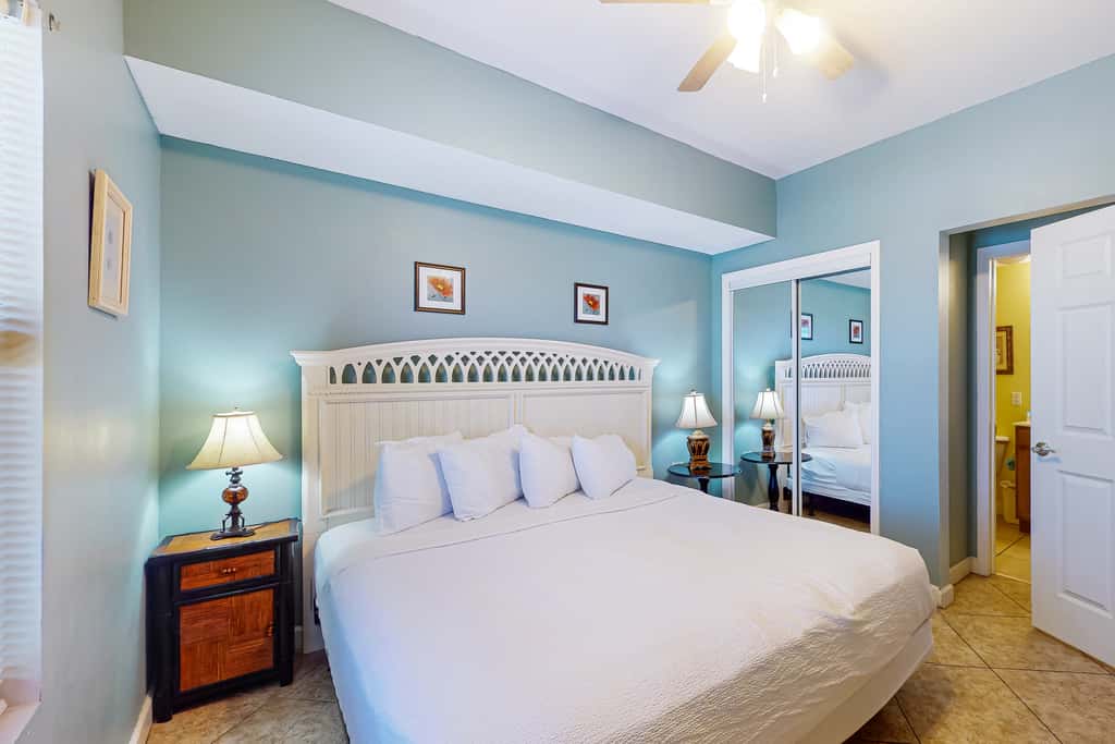 Cool & comfortable beachfront condo with balcony, pool, & gym