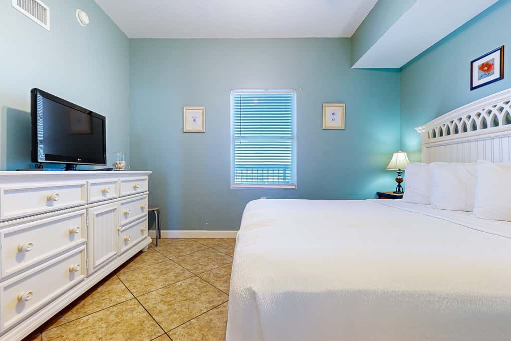 Cool & comfortable beachfront condo with balcony, pool, & gym
