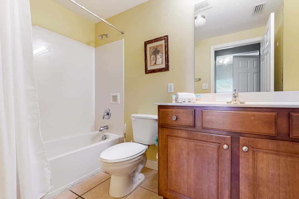 Cool & comfortable beachfront condo with balcony, pool, & gym