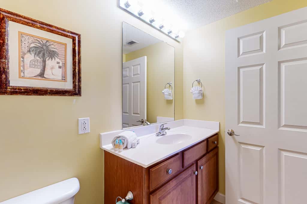 Cool & comfortable beachfront condo with balcony, pool, & gym
