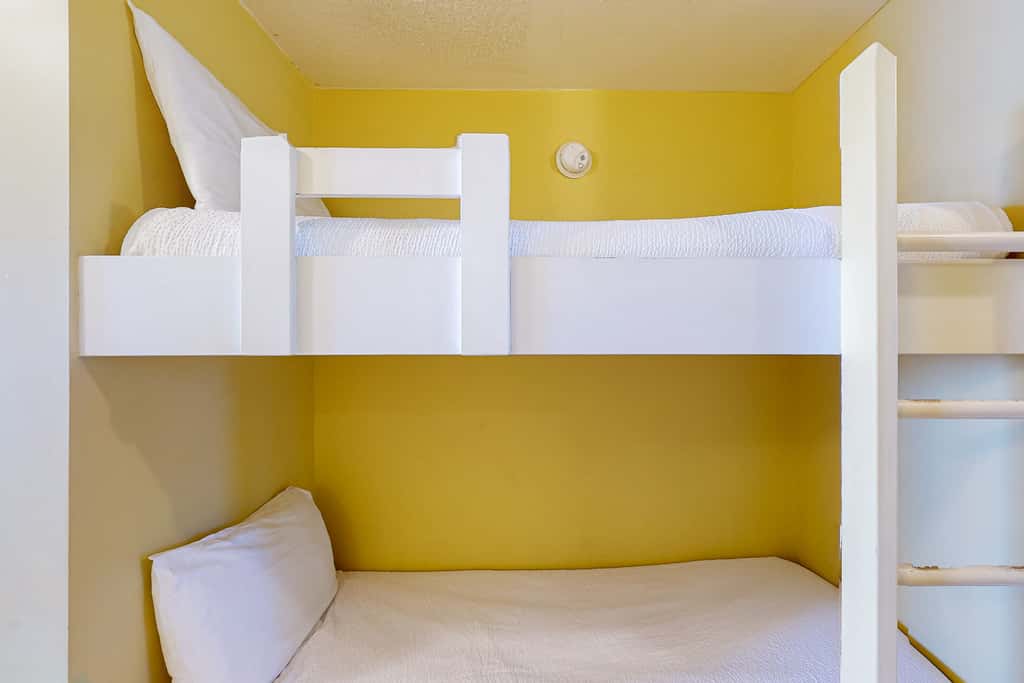 Cool & comfortable beachfront condo with balcony, pool, & gym