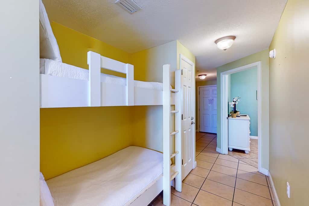 Cool & comfortable beachfront condo with balcony, pool, & gym