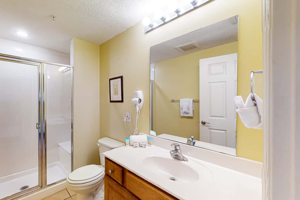 Cool & comfortable beachfront condo with balcony, pool, & gym