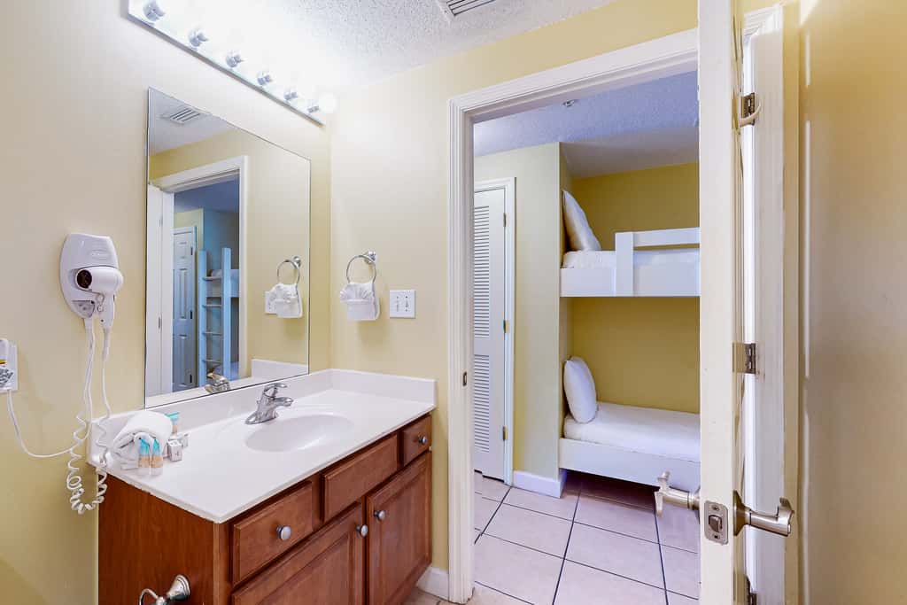 Cool & comfortable beachfront condo with balcony, pool, & gym