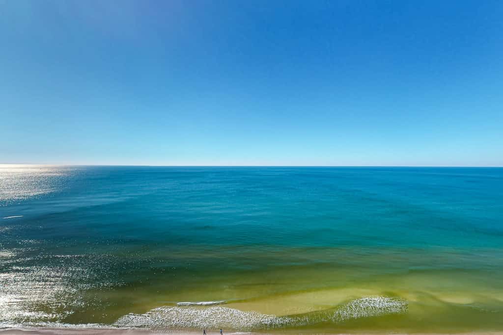 Cool & comfortable beachfront condo with balcony, pool, & gym