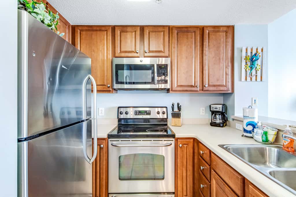 Bright & stylish condo with fantastic Gulf views from your balcony, pools & gym