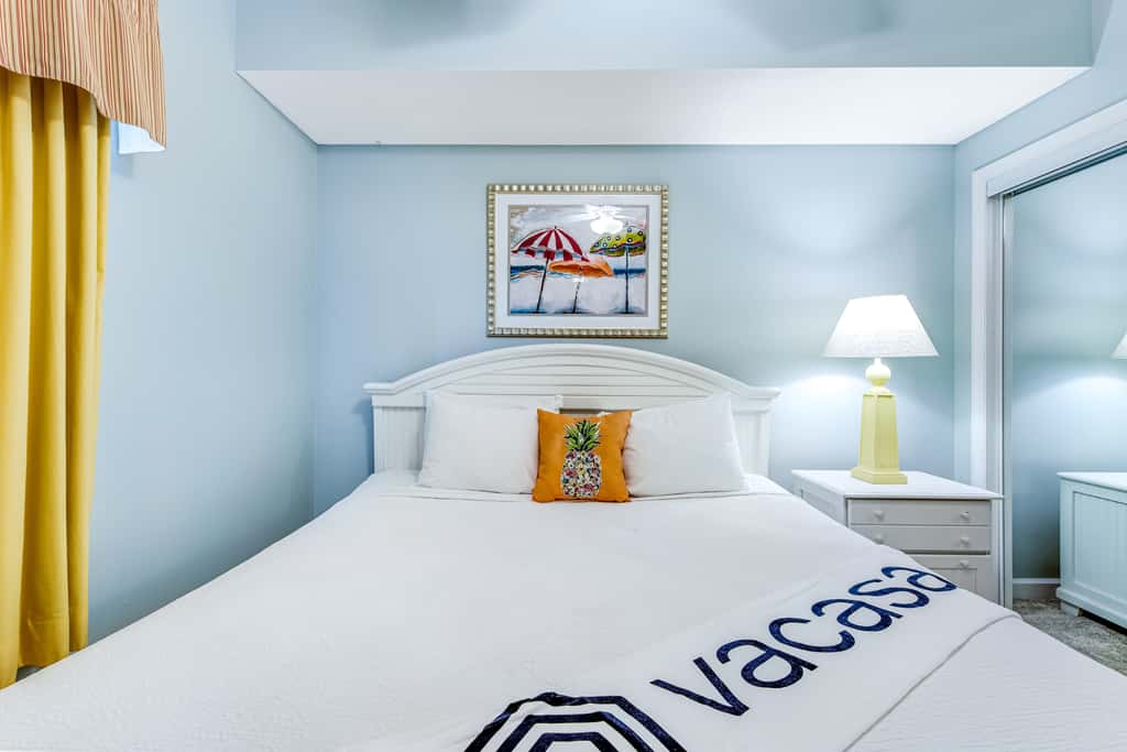 Bright & stylish condo with fantastic Gulf views from your balcony, pools & gym