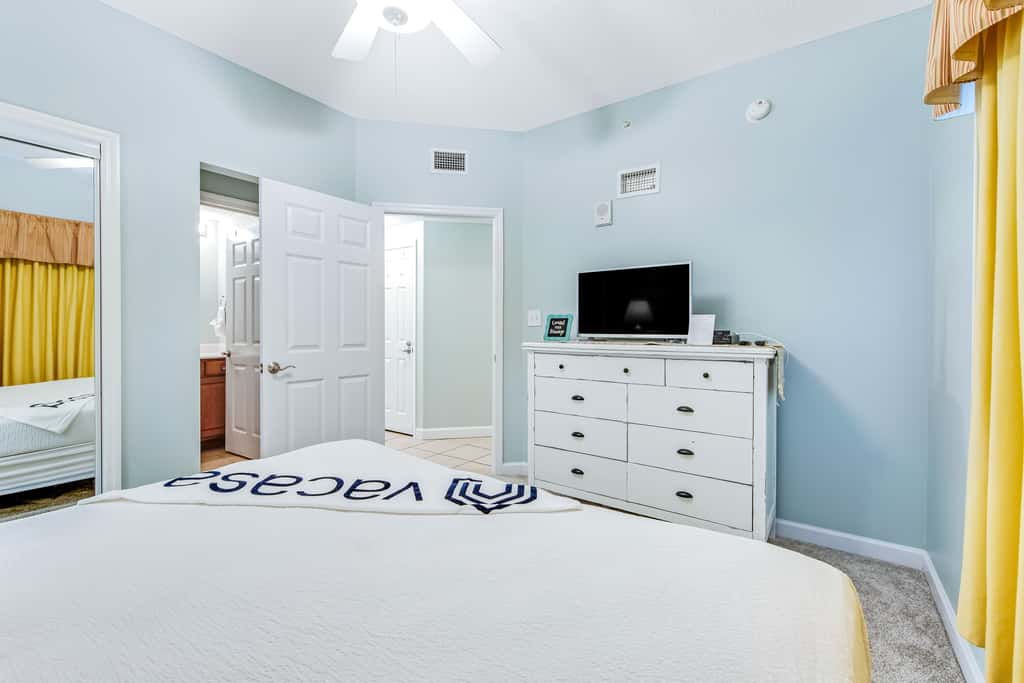 Bright & stylish condo with fantastic Gulf views from your balcony, pools & gym