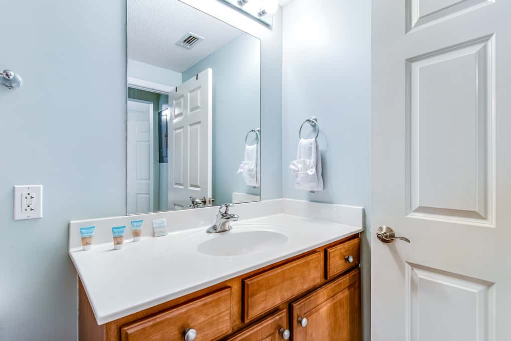 Bright & stylish condo with fantastic Gulf views from your balcony, pools & gym