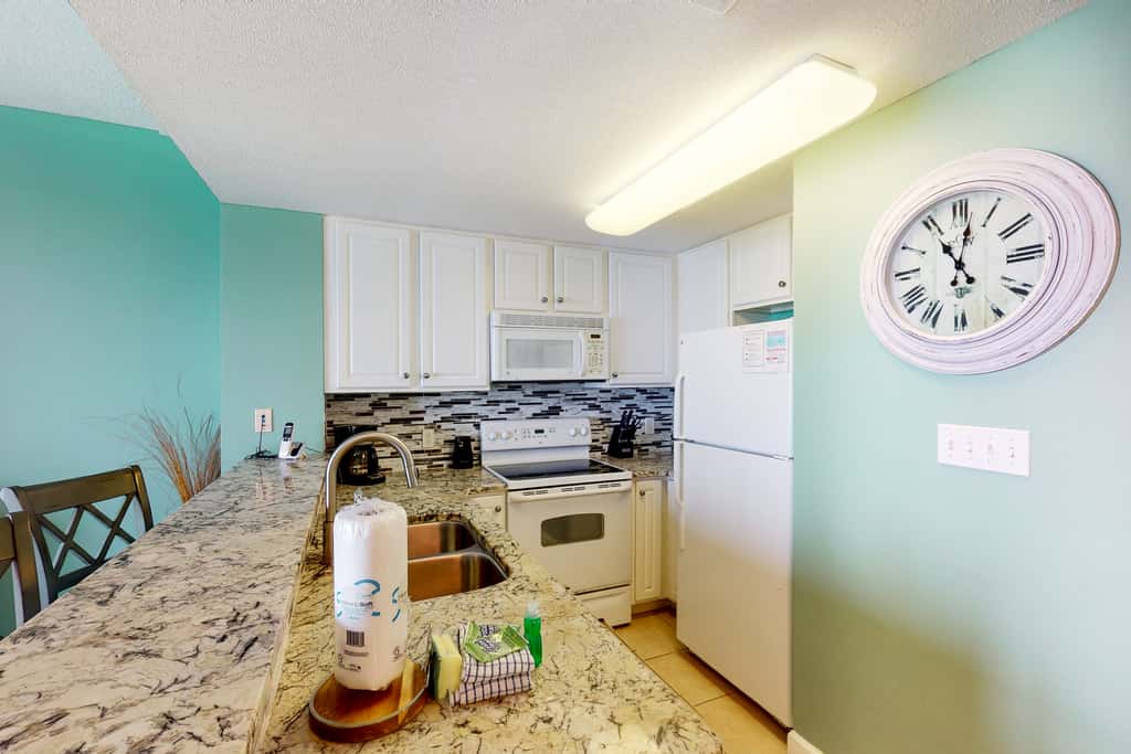 Beachfront, seafoam sanctuary with furnished balcony, pools, & gym