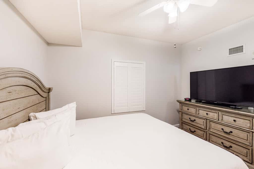 Beachfront, seafoam sanctuary with furnished balcony, pools, & gym