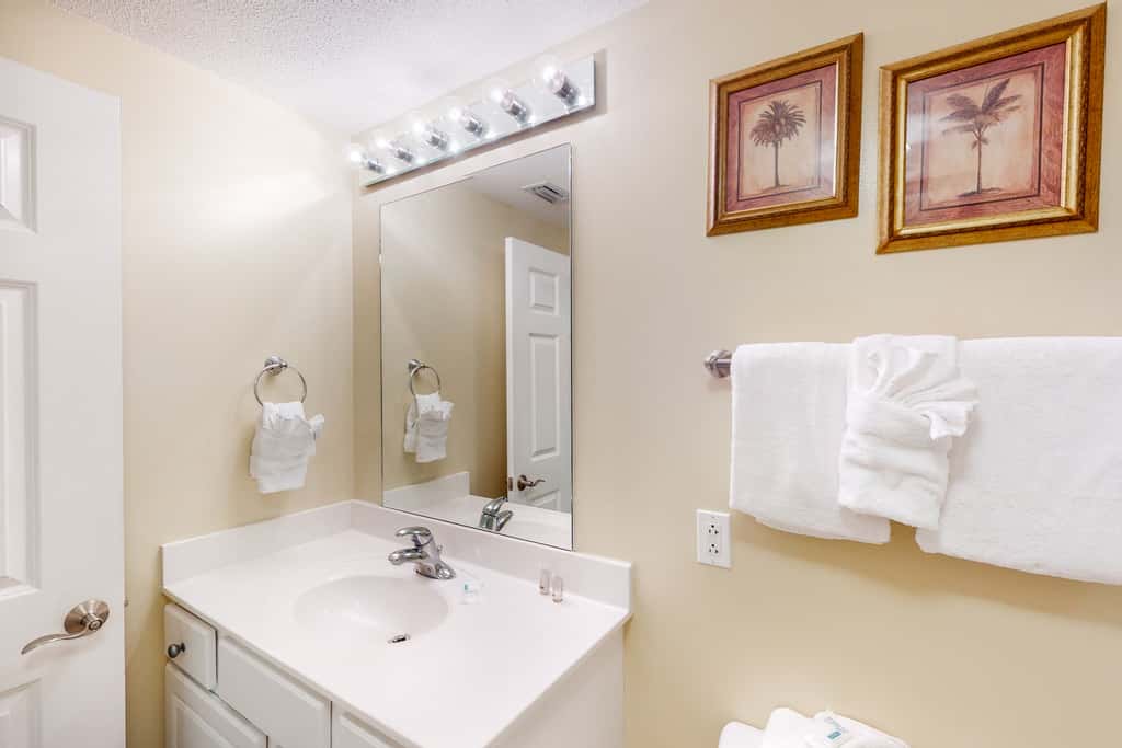 Beachfront, seafoam sanctuary with furnished balcony, pools, & gym
