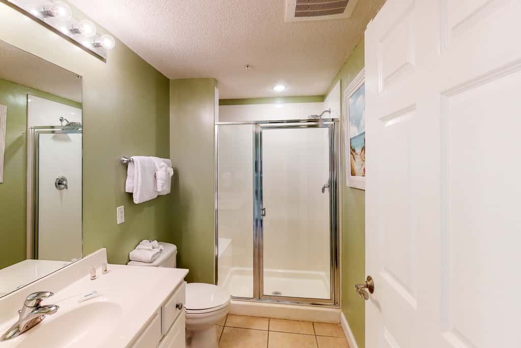 Beachfront, seafoam sanctuary with furnished balcony, pools, & gym