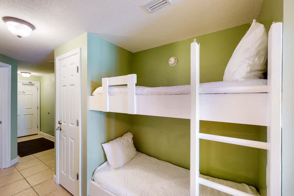 Beachfront, seafoam sanctuary with furnished balcony, pools, & gym