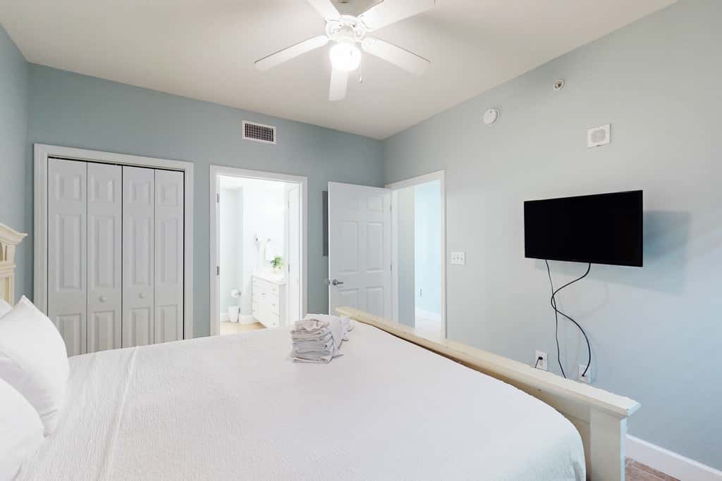 Snowbird Friendly Condo with Gorgeous Gulf Views, Pools, Hot Tub & Sauna