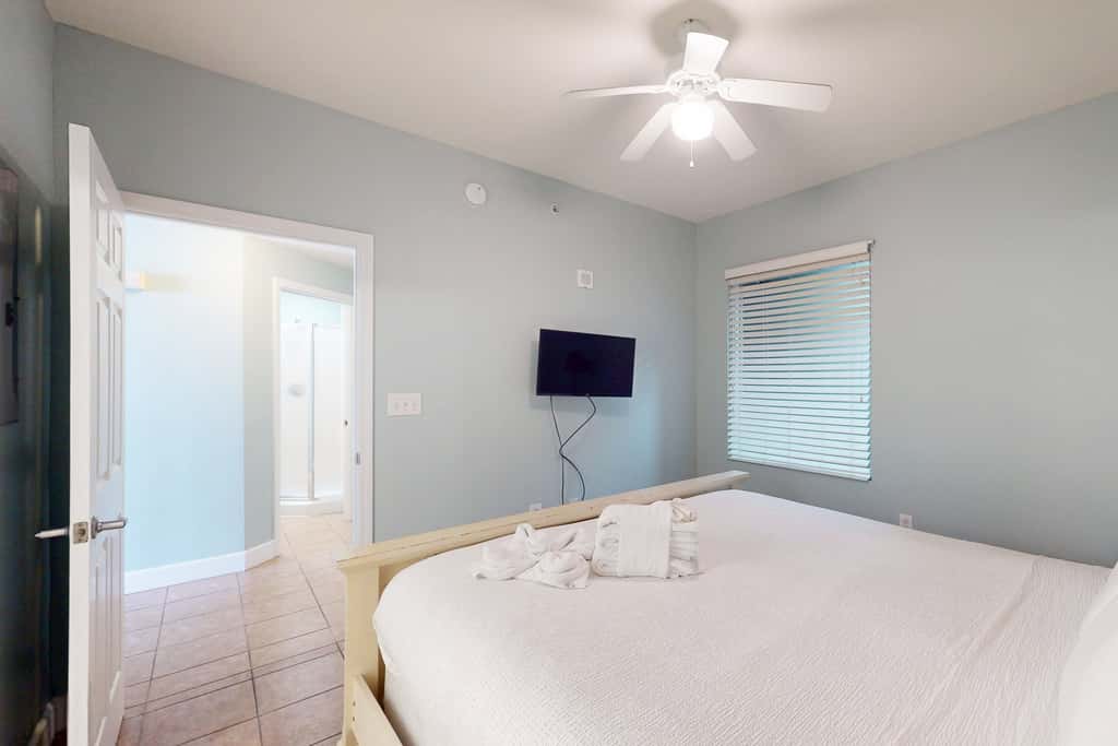Snowbird Friendly Condo with Gorgeous Gulf Views, Pools, Hot Tub & Sauna