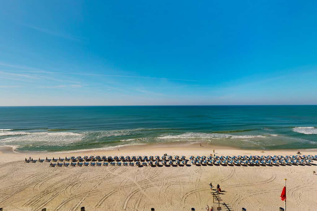 Gulf-front condo with amazing beach views, 3 pools, hot tubs, balcony, gym & AC