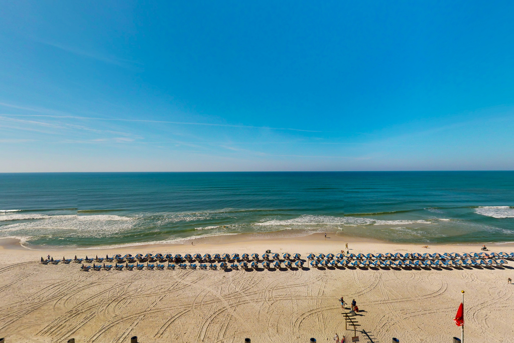 Gulf-front condo with amazing beach views, 3 pools, hot tubs, balcony, gym & AC
